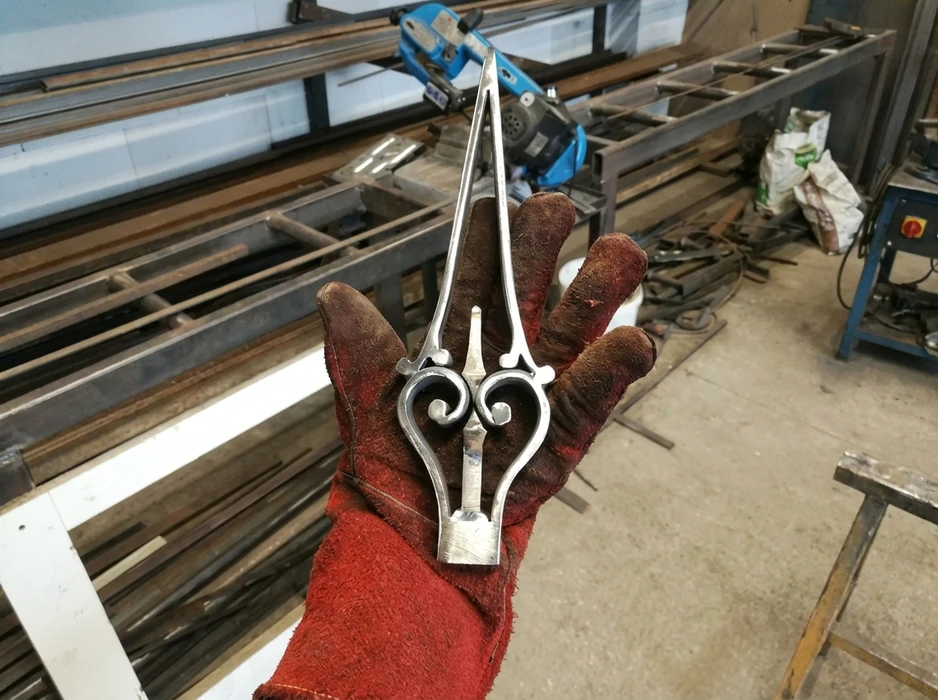 Atelier de ferronnerie d'art avec collection d'outils anciens fixés au mur