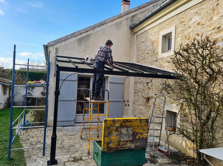 Pergola dans un spa extérieur de luxe