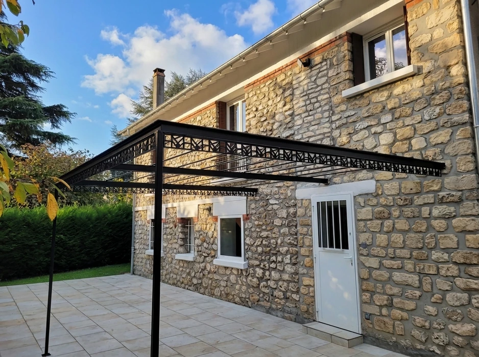 Atelier de forge ext&eacute;rieur avec forgeron travaillant le m&eacute;tal rouge incandescent