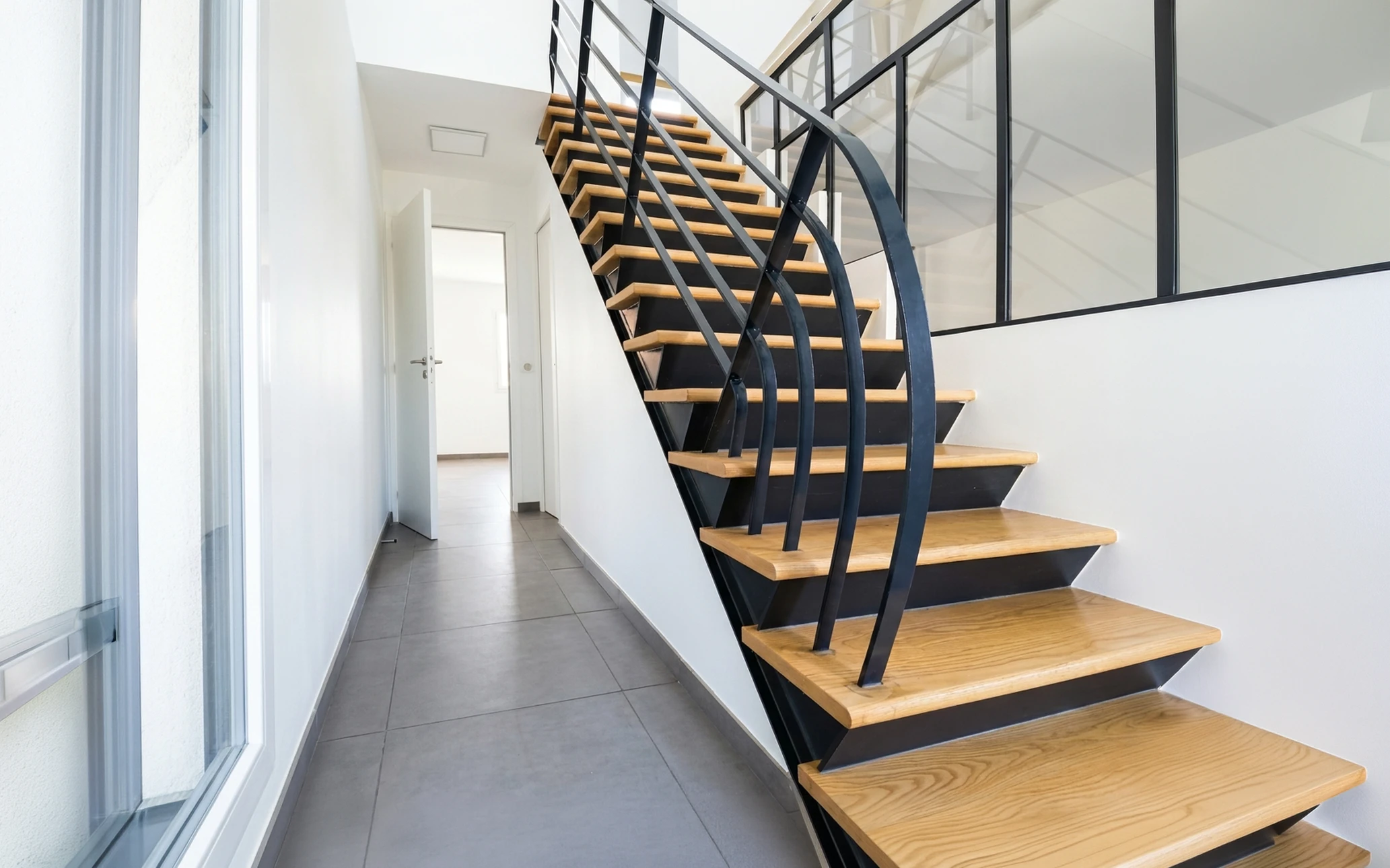 Escalier hélicoïdal en colimaçon vu du dessus dans un intérieur résidentiel