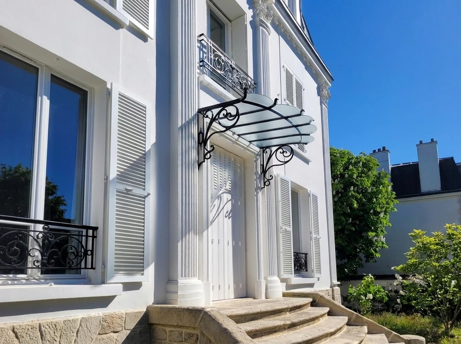 Pergola dans un spa extérieur de luxe