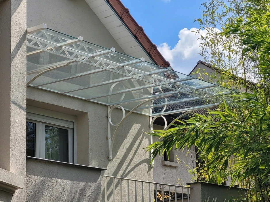 Pergola dans un spa extérieur de luxe